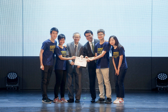 Mr Edward Yau Tang-wah, GBS, JP, Secretary for Commerce and Economic Development, and Professor Andy Hor Tzi-sum, Vice-President and Pro-Vice-Chancellor (Research), The University of Hong Kong (HKU), presented awards to the winning team of the Ocean Park x HKU Hackathon.